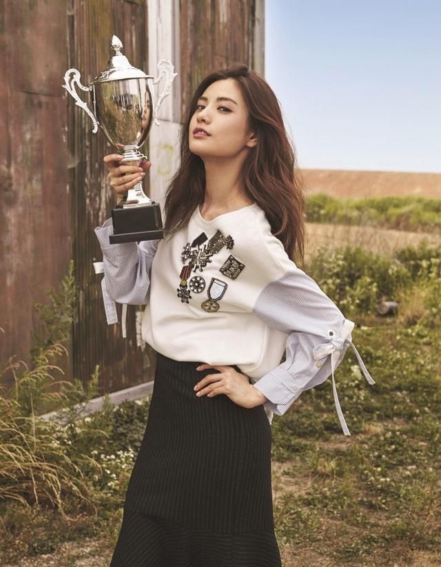 配碎花吊带俏皮减龄,笑容太治愈|林珍娜|羊毛|发型_新浪新闻