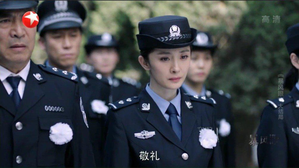 国安战士全体成员身穿制服悼念牺牲的杜猛!