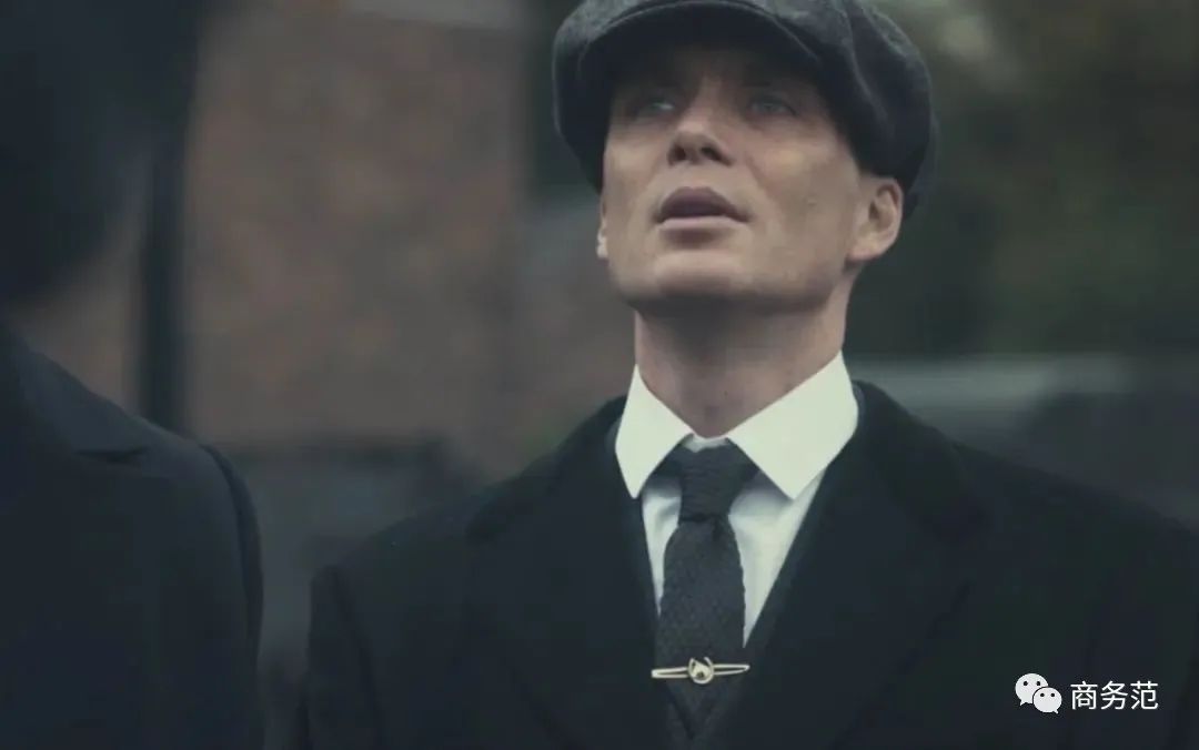 如果是有花纹的领带,也是圆点,条纹这类比较低调的款式~只有谢尔比三