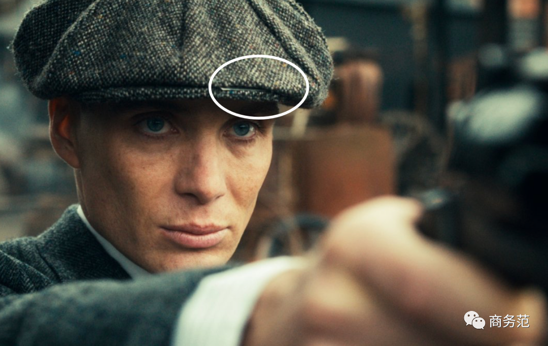 比如剃刀党的团伙象征——报童帽,帽檐里藏着刀片,充满了痞气.