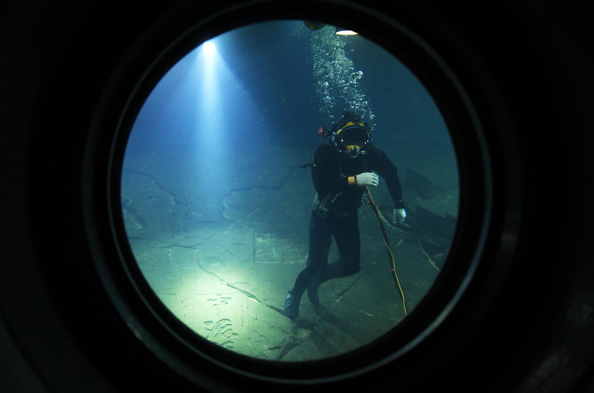 重庆白鹤梁水下博物馆启动水下清洁