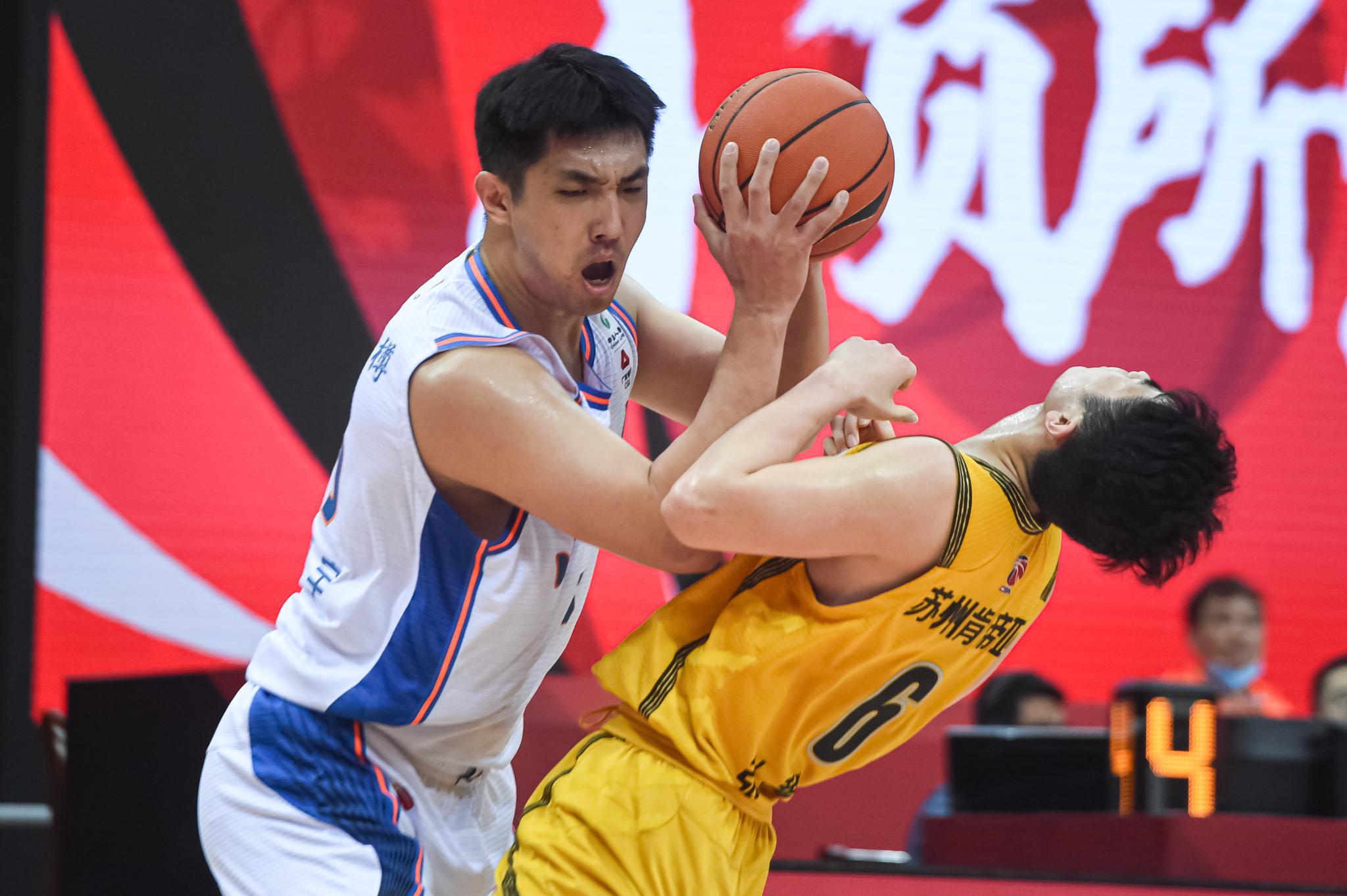 3月16日,四川五粮金樽队球员亨特在比赛中进攻.新华社记者 江汉 摄