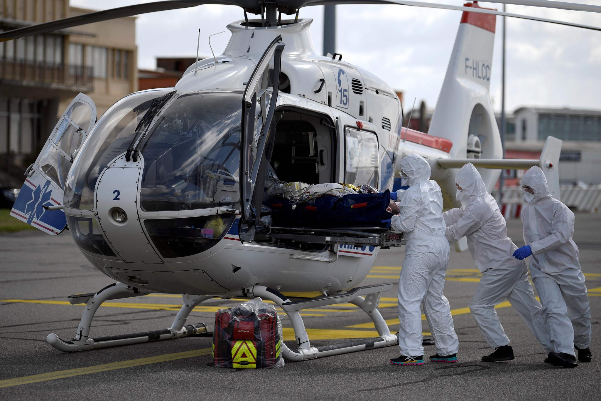 3月16日,医务人员在法国布拉尼亚克将从尼斯由医疗飞机运来的新冠患者