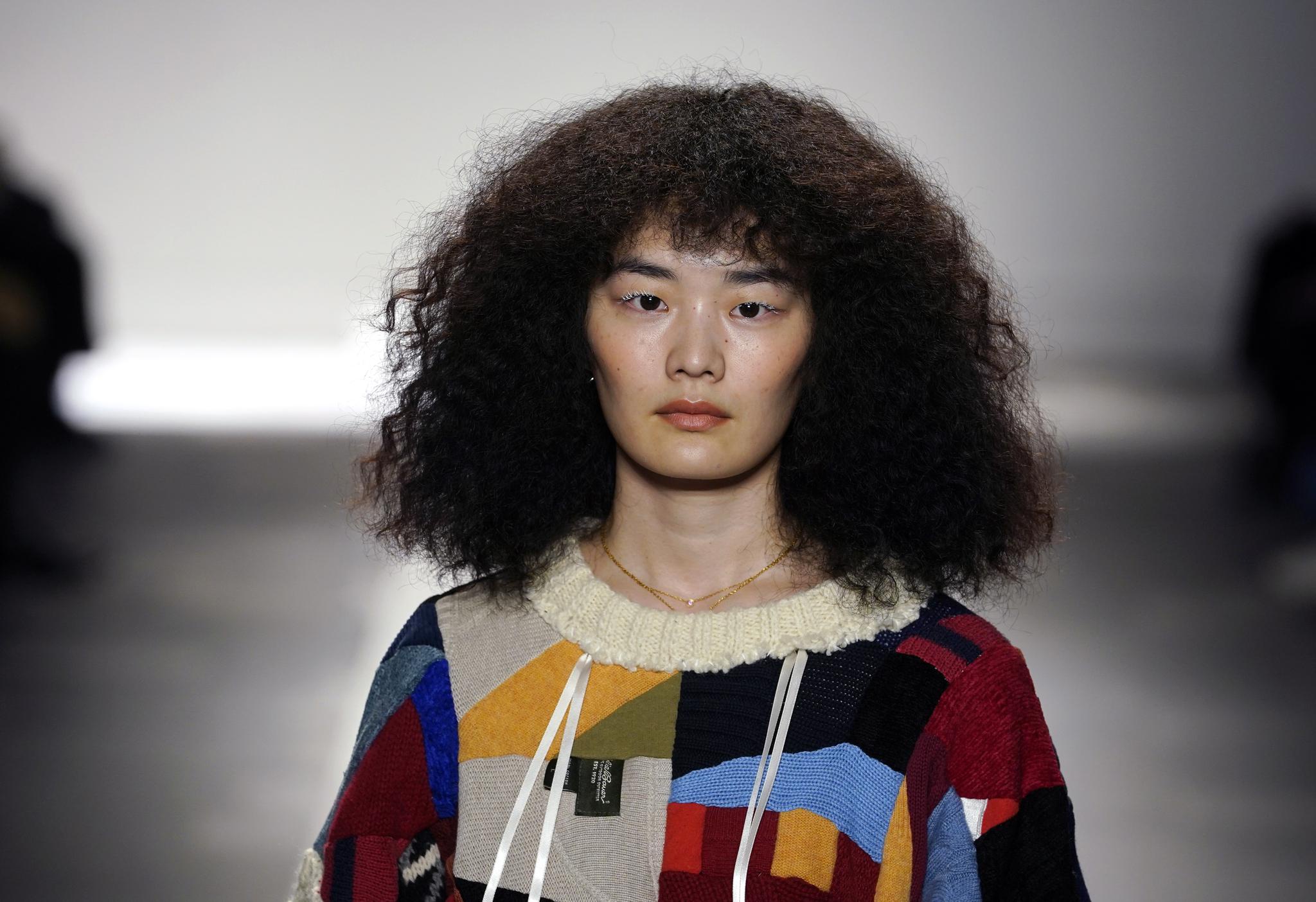 3月15日,模特在日本东京时装周上展示nisai品牌2021秋冬新款服装.