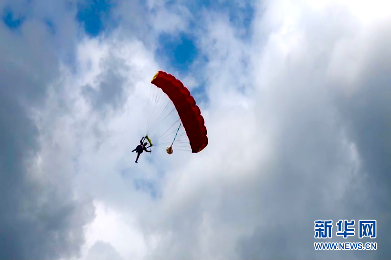 海南万宁引进高空跳伞旅游项目