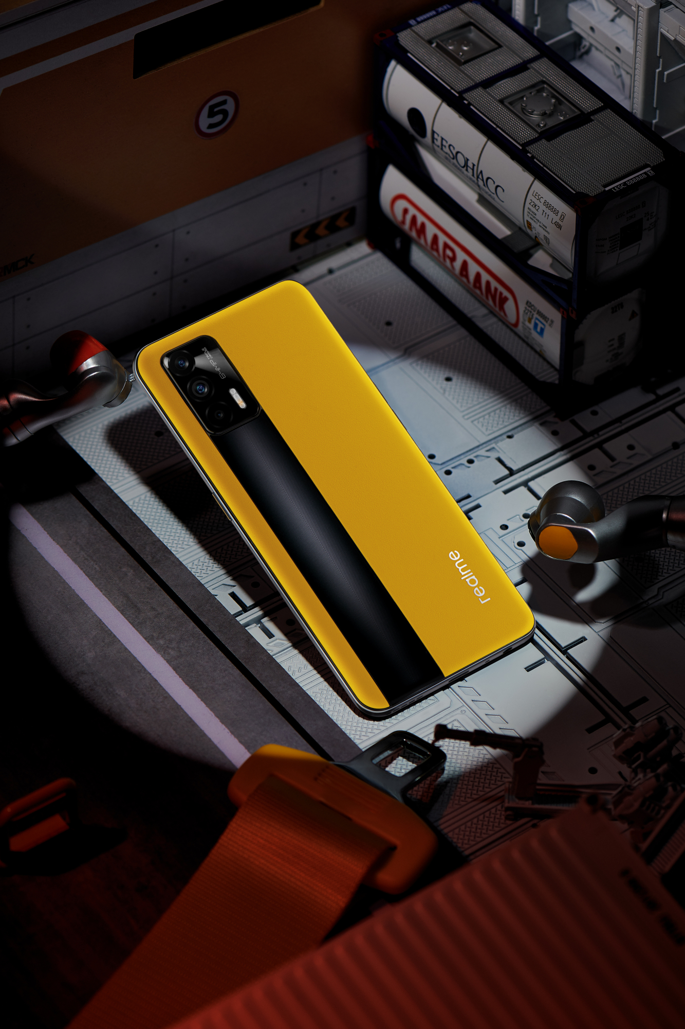 在外观方面,汲取竞技赛车的设计灵感,realme的"速度