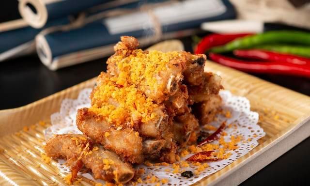 外酥里嫩,好吃到停不下来——蒜香椒盐排骨