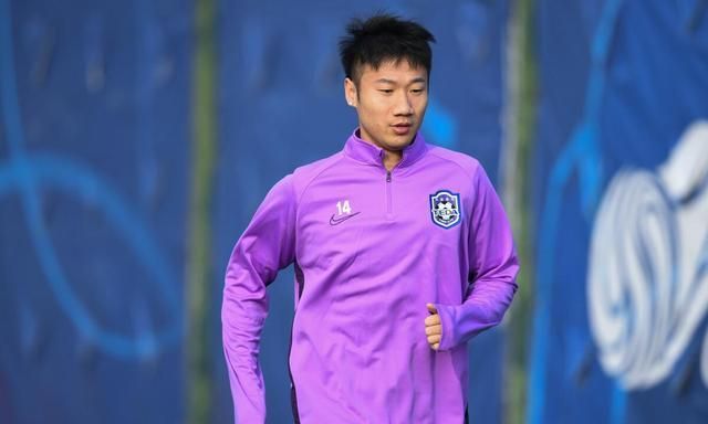 杠上了!武汉球迷在市足协门口贴大字报抵制荣昊回归,要求其解约