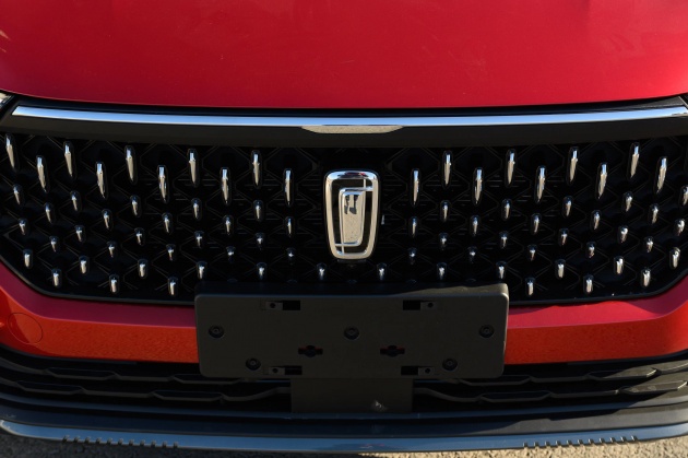 而中网造型则采用家族式数码雨滴进气格栅,搭配全新的奔腾车标logo