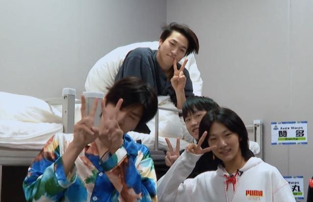 赞多"起床照"被全网疯传,素颜太抢镜,根本不像23