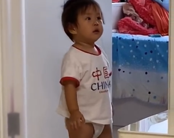 女儿被凶哭找奶奶告状,结果奶奶不在,扭头看向妈妈那一刻太尴尬休闲区蓝鸢梦想 - Www.slyday.coM 女儿被凶哭找奶奶告状,结果奶奶不在,扭头看向妈妈那一刻太尴尬休闲区蓝鸢梦想 - Www.slyday.coM