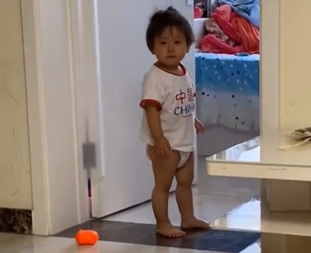 女儿被凶哭找奶奶告状,结果奶奶不在,扭头看向妈妈那一刻太尴尬休闲区蓝鸢梦想 - Www.slyday.coM 女儿被凶哭找奶奶告状,结果奶奶不在,扭头看向妈妈那一刻太尴尬休闲区蓝鸢梦想 - Www.slyday.coM