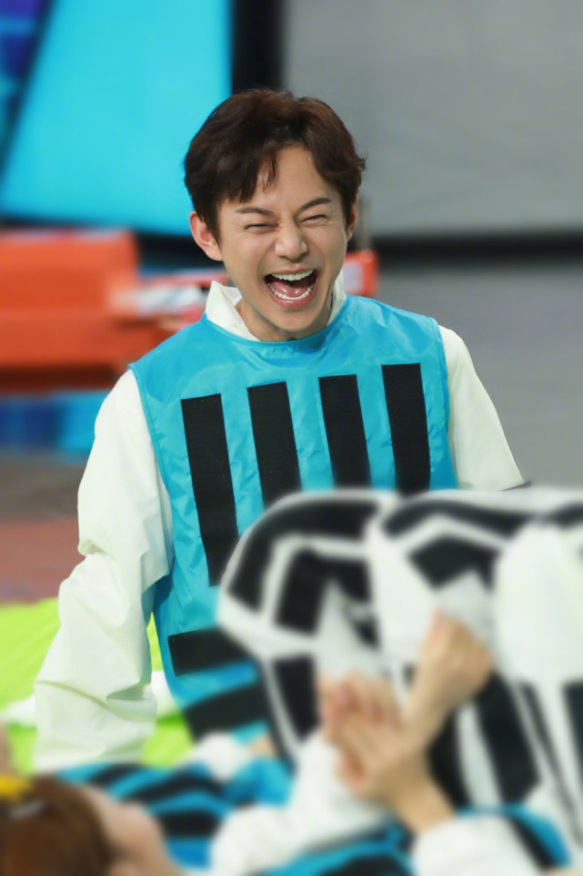 何炅与男子十指紧扣还摸脸依偎深夜同回酒店网友幸福就好