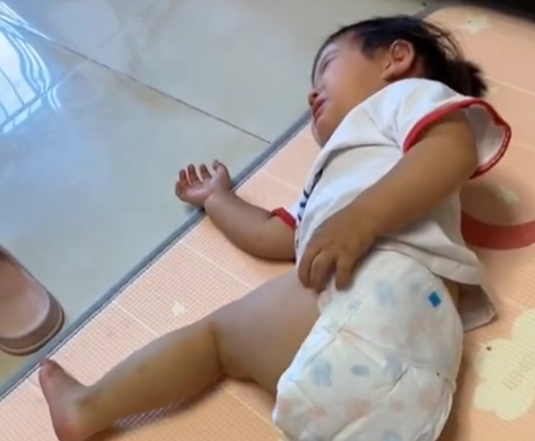 女儿被凶哭找奶奶告状,结果奶奶不在,扭头看向妈妈那一刻太尴尬休闲区蓝鸢梦想 - Www.slyday.coM 女儿被凶哭找奶奶告状,结果奶奶不在,扭头看向妈妈那一刻太尴尬休闲区蓝鸢梦想 - Www.slyday.coM