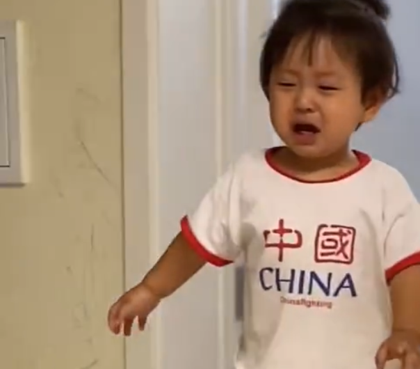 女儿被凶哭找奶奶告状,结果奶奶不在,扭头看向妈妈那一刻太尴尬休闲区蓝鸢梦想 - Www.slyday.coM 女儿被凶哭找奶奶告状,结果奶奶不在,扭头看向妈妈那一刻太尴尬休闲区蓝鸢梦想 - Www.slyday.coM