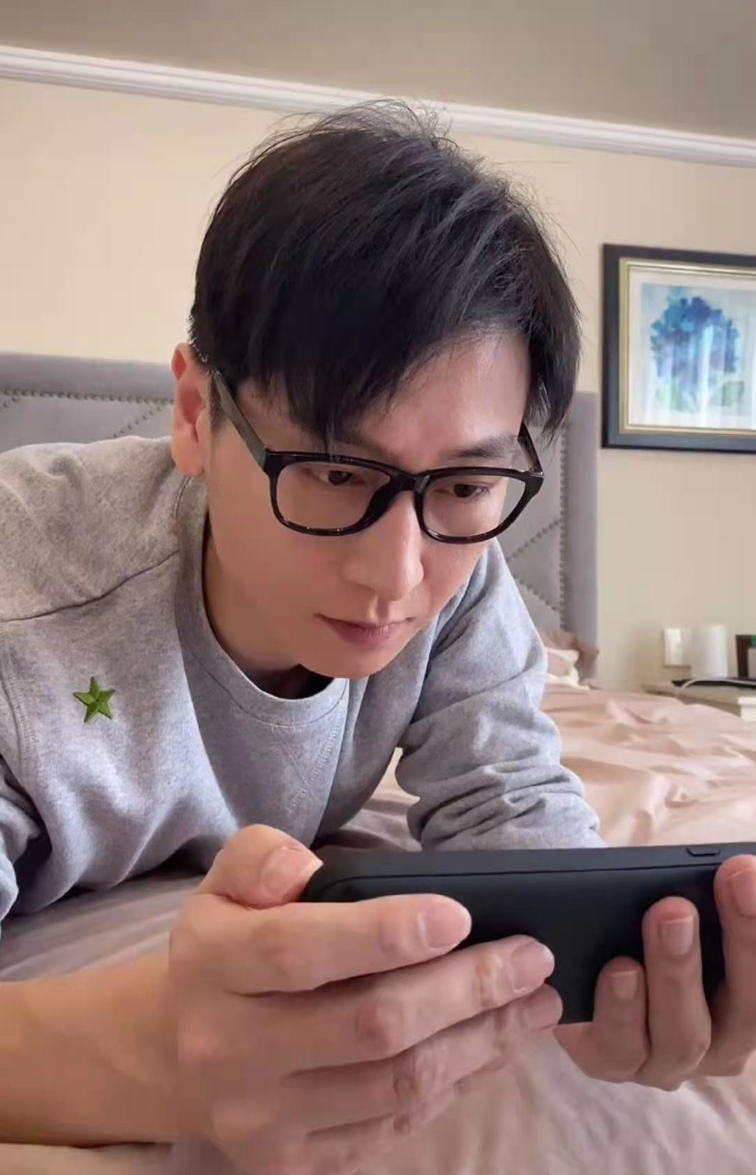 主持人李好夫妇同框秀恩爱!老婆压身上亲密互动,力破离婚谣言