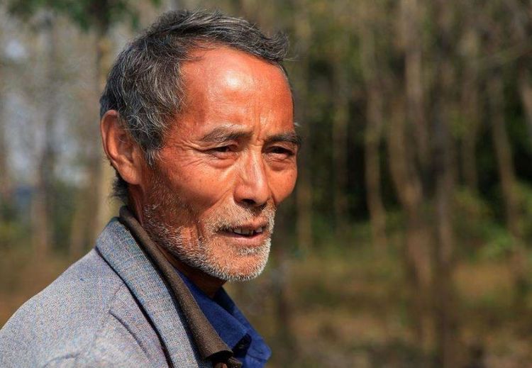 广西老人捡到"猪肉石",有人10万购买被拒,随后送往鉴定