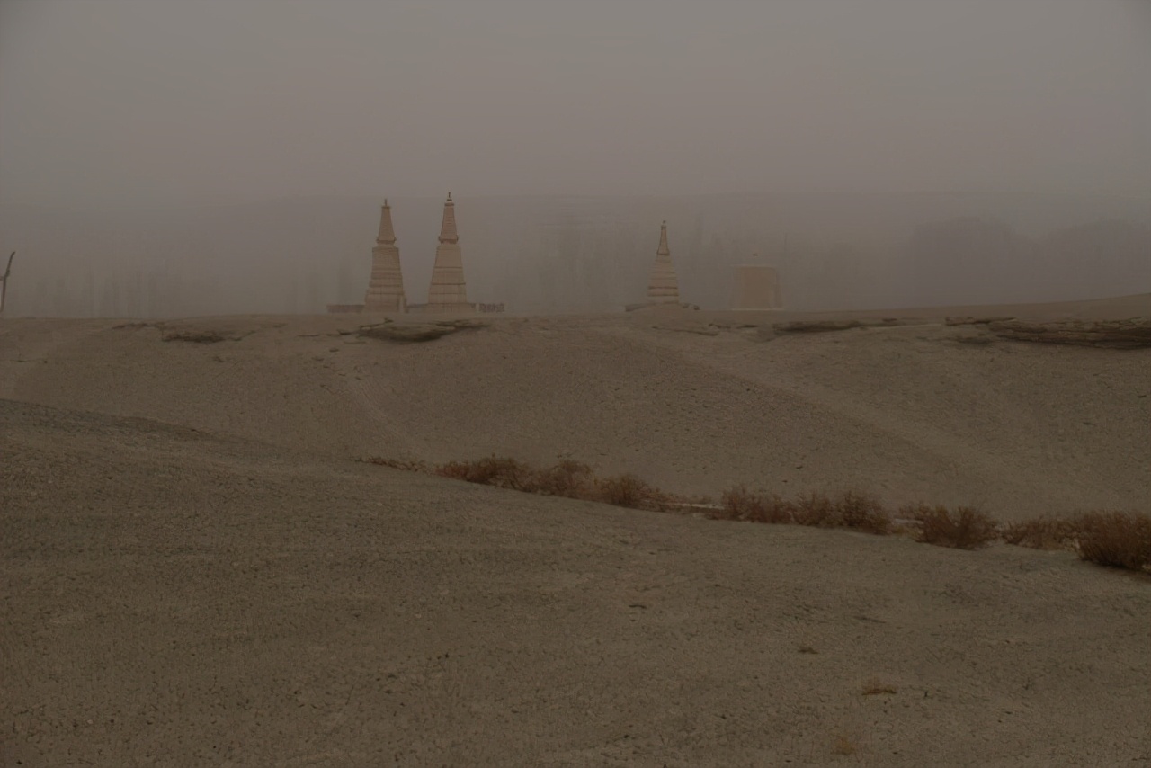 强沙尘笼罩莫高窟,敦煌仿佛梦回千年前,景区临时关闭