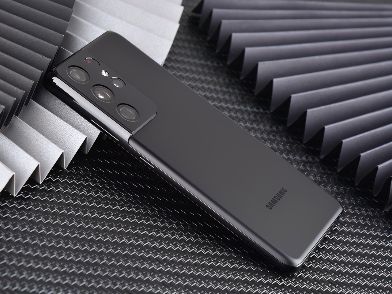 首先要说的是三星s21 ultra,虽说相机堆料很常见,但三星s21 ultra还是