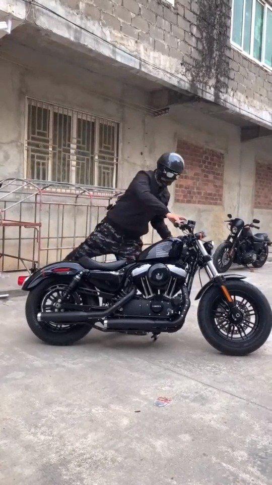 骑上黑色哈雷摩托车的男人,这也太帅了!_手机新浪网