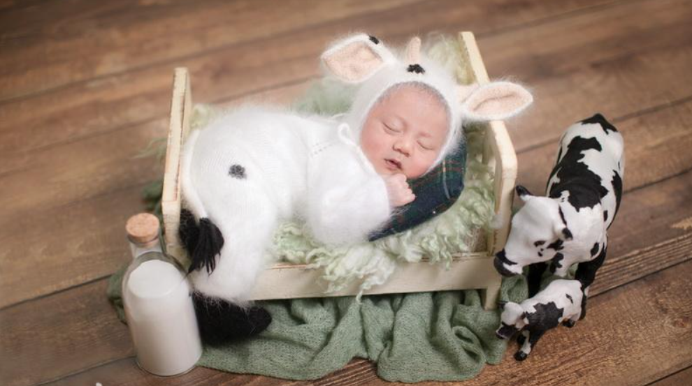 原子惠晒儿子满月照,一家三口温馨同框,大赞好爸爸主动分担家务