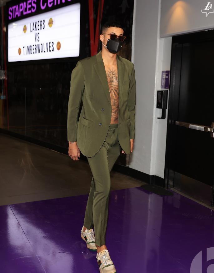 库兹马:这件西服很棒,让我的胸露了一点出来,我胸很nice的.