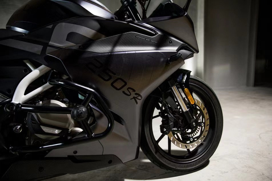 春风250sr换色电光深邃灰禁欲与张扬