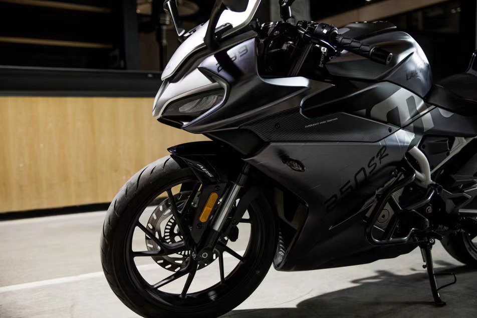 春风250sr换色电光深邃灰禁欲与张扬