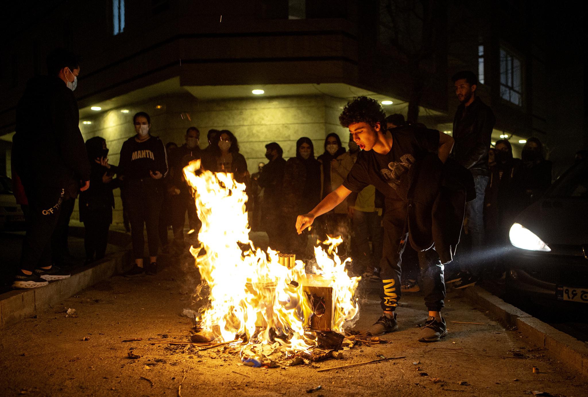 伊朗民众欢庆"跳火节"