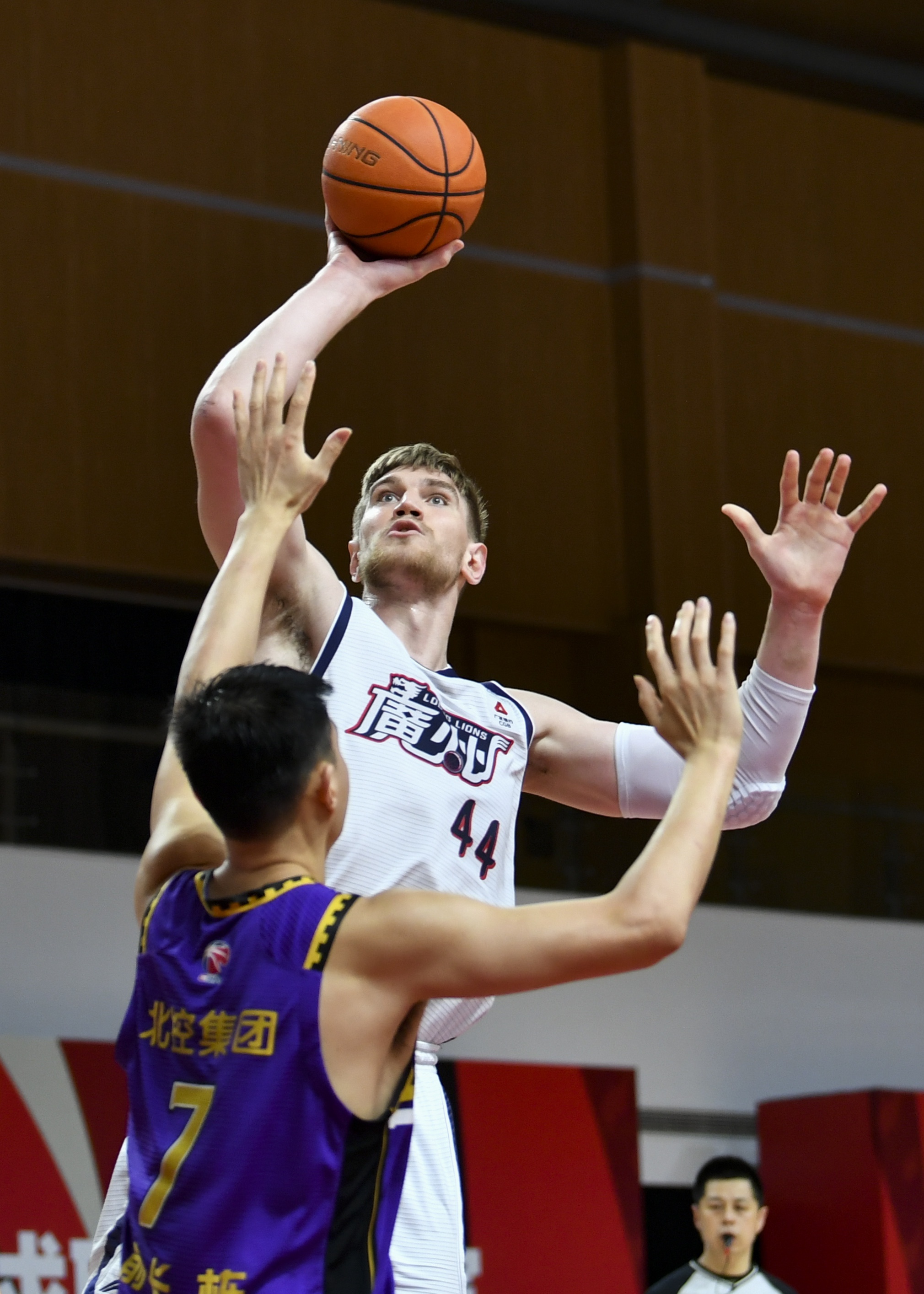 3月17日,时代中国广州队球员哈斯(上)在比赛中投篮.