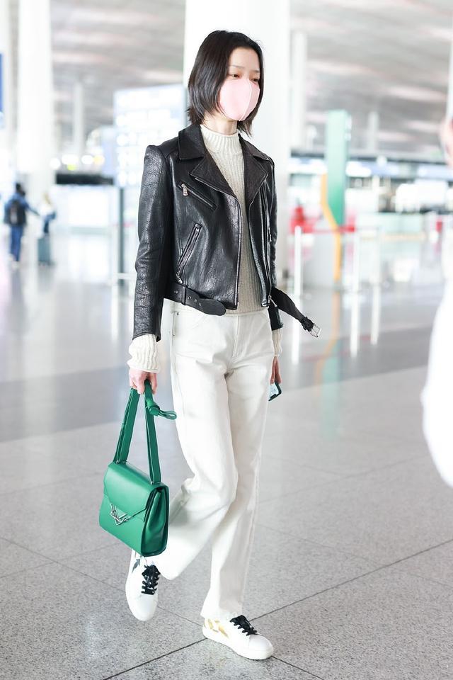 杜鹃素颜走机场,简单的皮衣配阔腿裤,依旧穿得时髦又高级