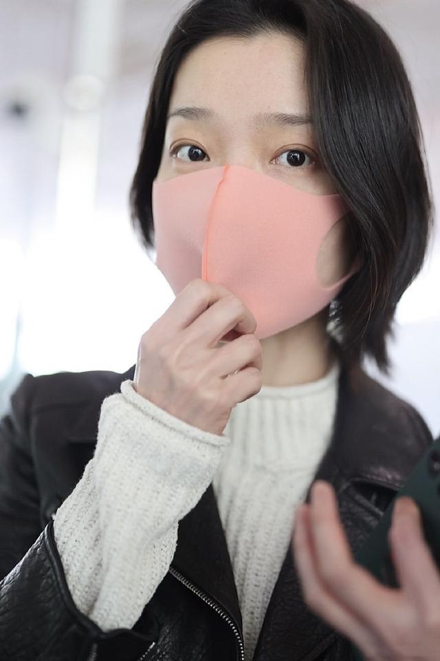 杜鹃素颜走机场,简单的皮衣配阔腿裤,依旧穿得时髦又高级