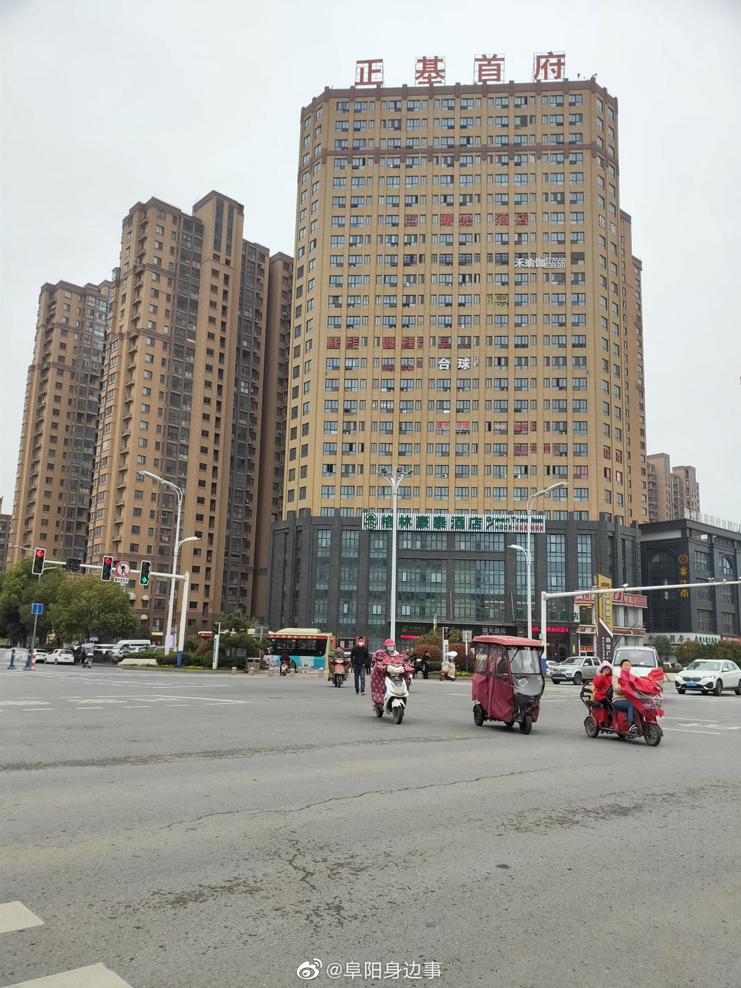 又是一个冷飕飕的阴天,好像又下雨了,雨伞带好 ,早安打工人~|阜阳