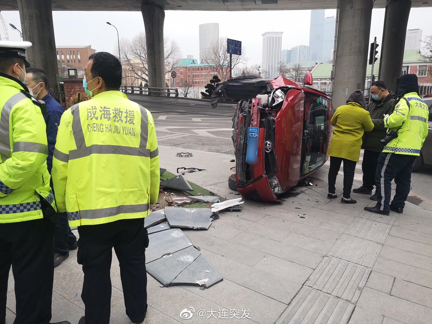 18日上午网友爆料,解放路希尔顿欢朋酒店门口,翻了