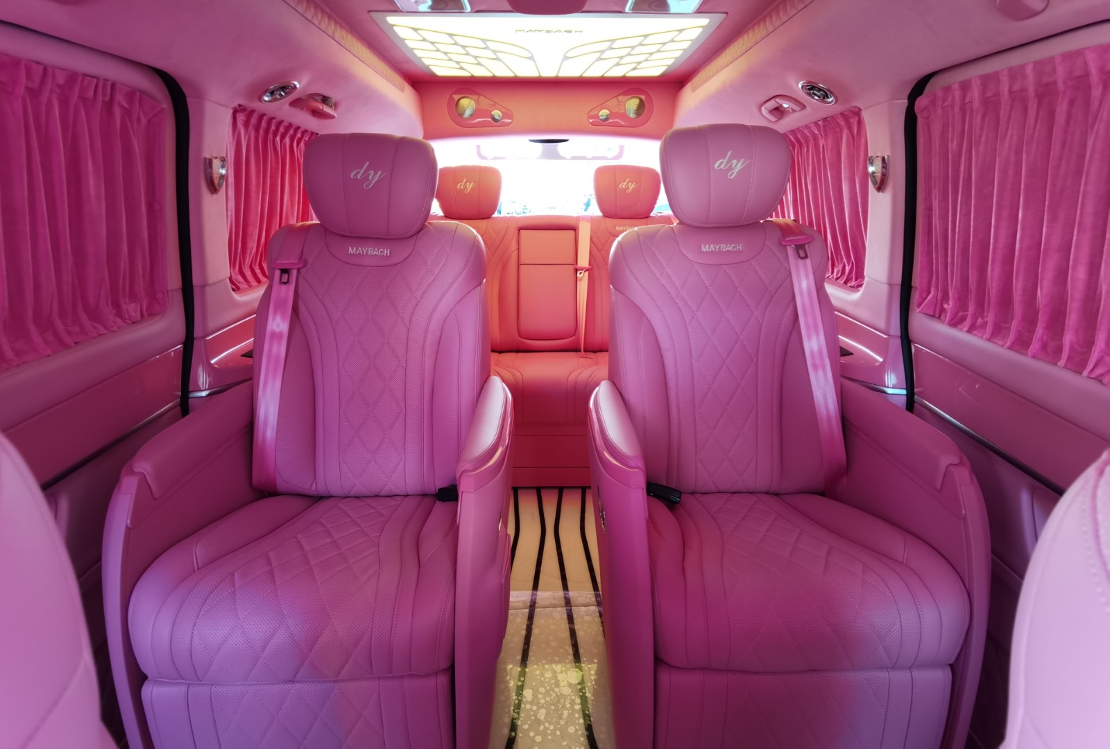 富家小姐姐的商务车炸街粉色可爱风的奔驰v260l迈巴赫vs980l