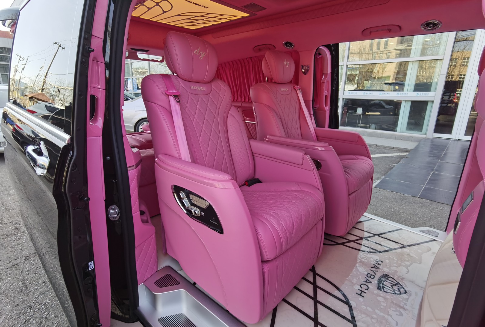 富家小姐姐的商务车炸街粉色可爱风的奔驰v260l迈巴赫vs980l