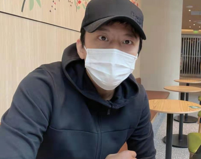 邓超大方秀恩爱孙俪戴口罩素颜出镜美貌挡不住新发色时尚爆棚