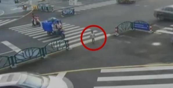 父母趁3岁女儿睡着外出吃烧烤被骂惨,委屈：都怪孩子醒了还乱跑休闲区蓝鸢梦想 - Www.slyday.coM