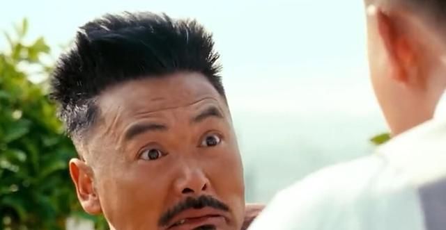 子弹飞》中,有一个镜头是刘嘉玲饰演的县长夫人,在被黄四郎手下杀害后