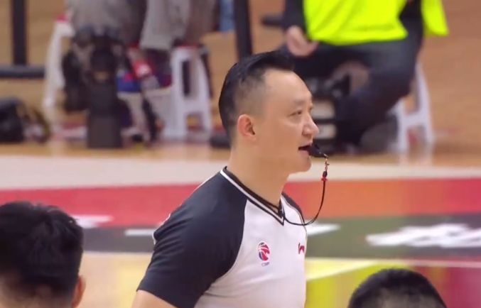 裁判闫军被指着鼻子骂吹首钢主帅技术犯规后技术台竖起大拇指