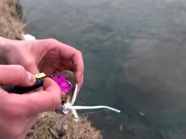 男子把火炮用绳子绑在石头上扔进水里结果竟出乎意料