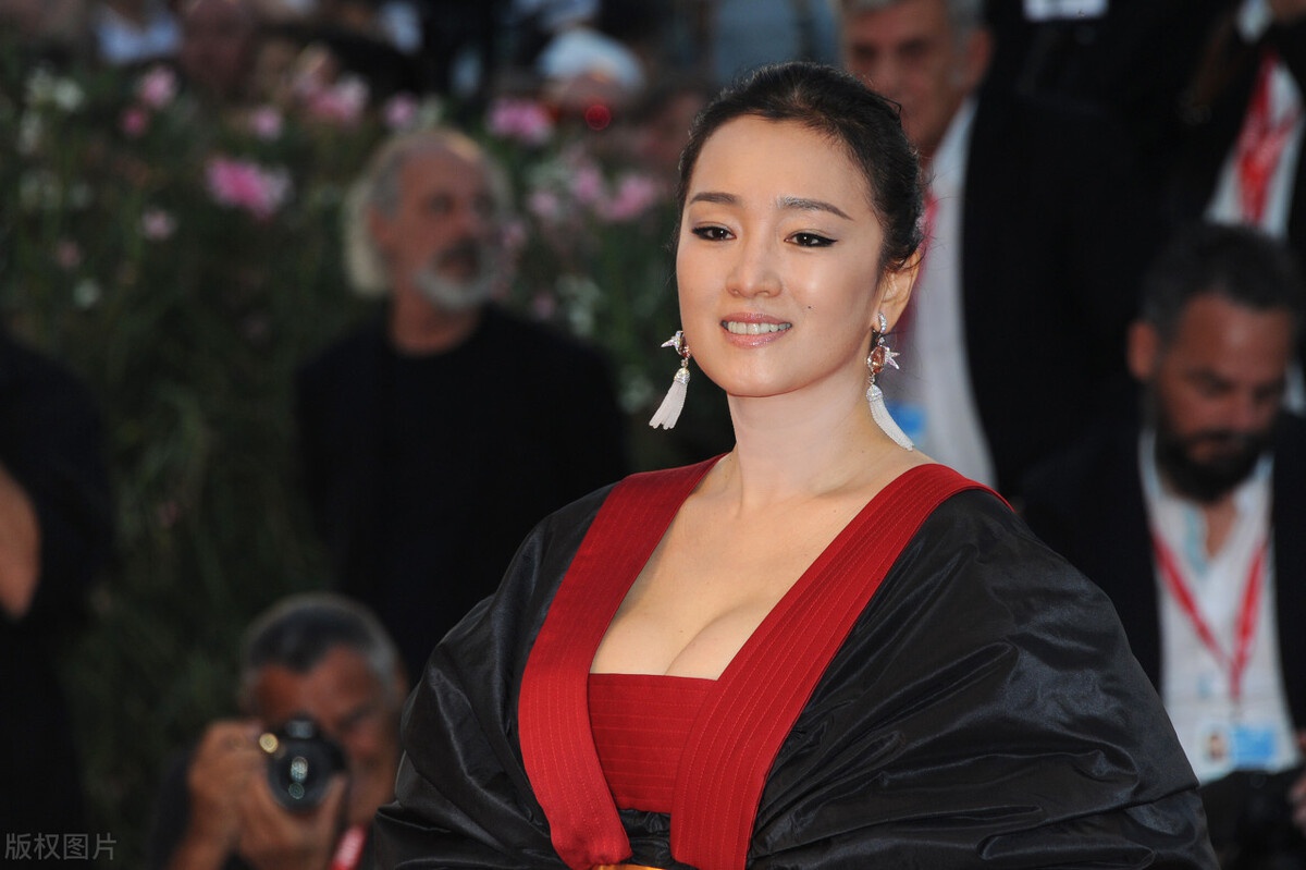 巩俐年过半百了她的样子很美看似年轻貌美