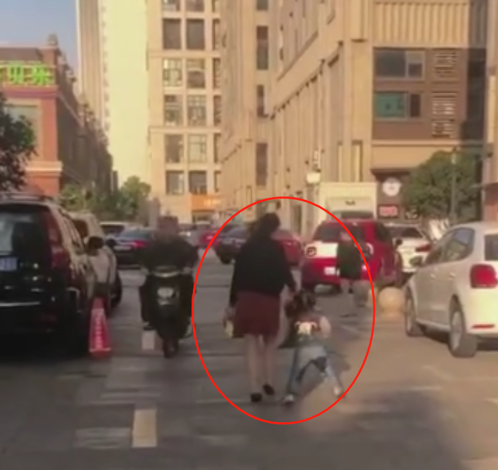 孩子大摇大摆地走着"鸭子步",一摇一摆地走回家.