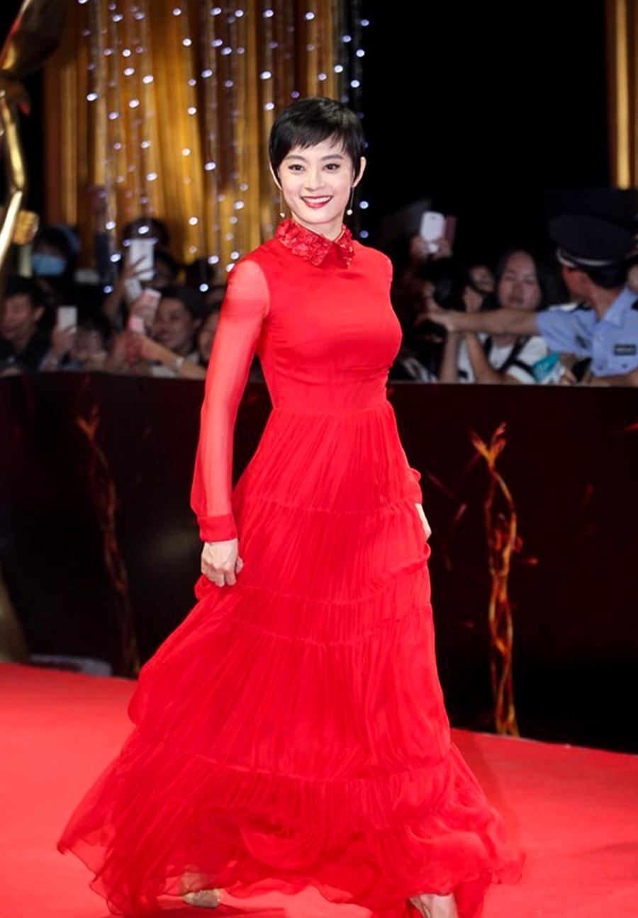 出席活动的时候,女明星都喜欢穿各种各样的礼服,而长款连衣裙的穿搭