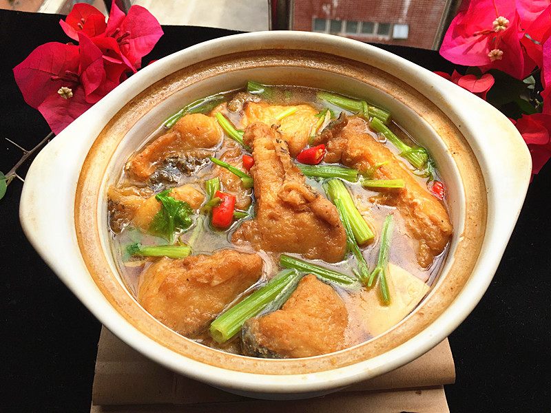 炸鱼块豆腐煲