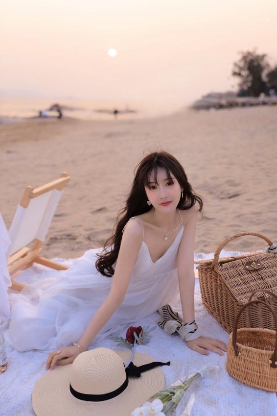 氛围感美女温果希,不仅颜值拉满,身材也充满少女感!