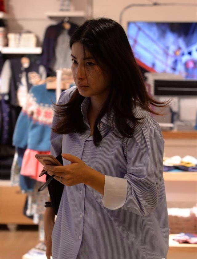 郭晶晶老气横秋像50岁的大婶但由内而外散发出来的淳朴更美