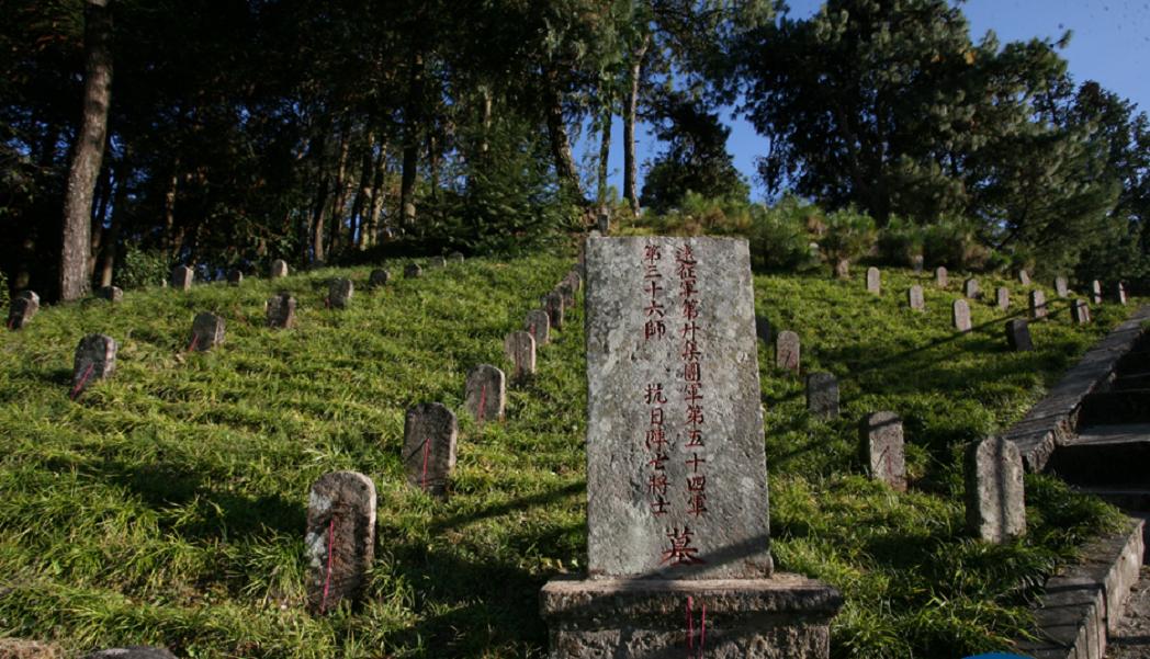 老兵在国殇墓园看到自己的墓碑,戏剧性的一幕背后是满满的感动