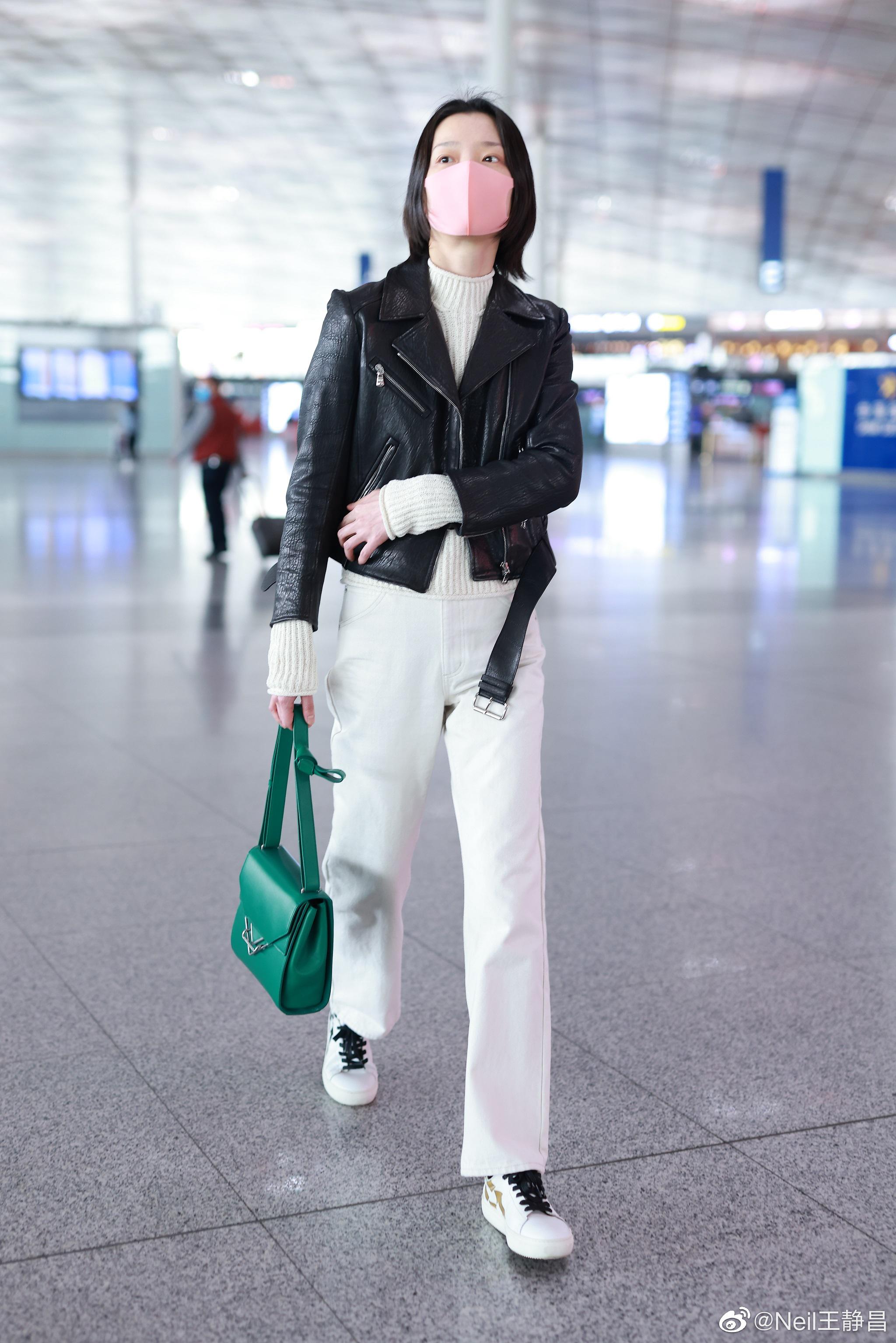杜鹃机场街拍这一身搭配看着很清爽