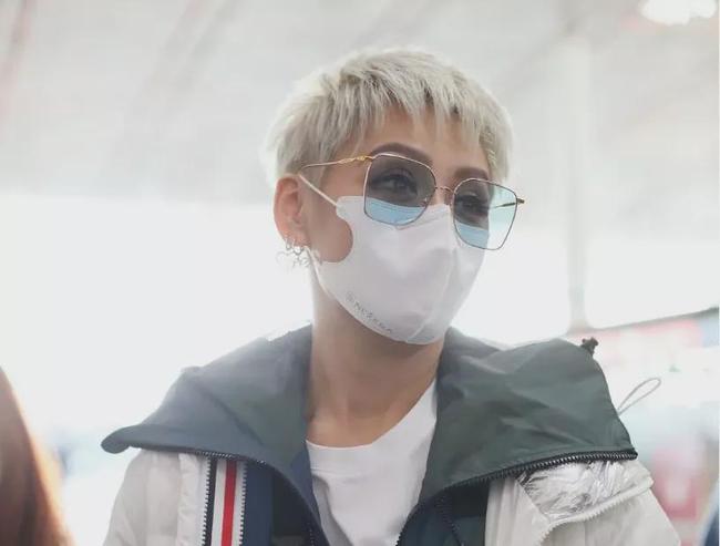 快50岁的宁静银色短发也太飒爽了